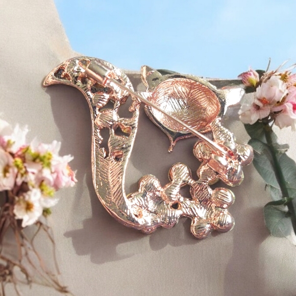 Elegant Silver Fox Brooch with Crystals - Picture 2 of 2